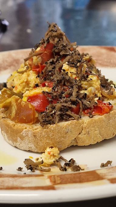 Bruschettone tartufo e peperoni