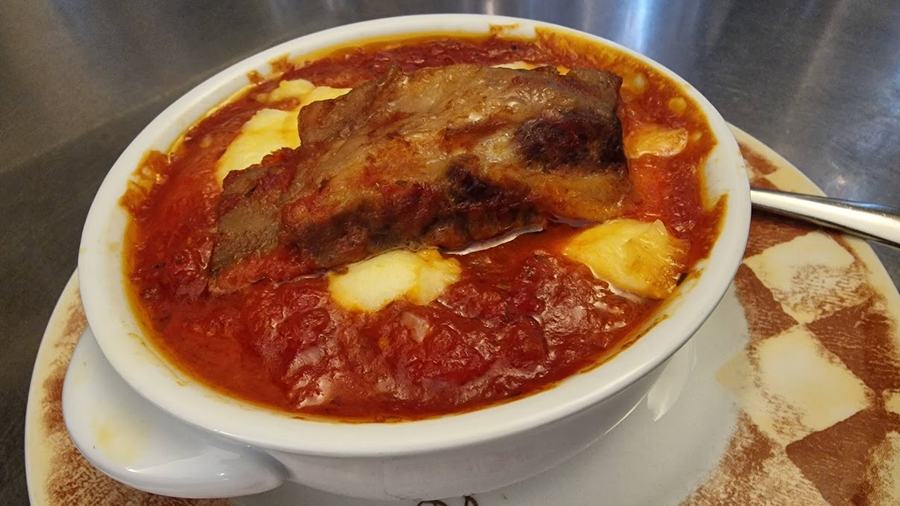 Costine e polenta al sugo
