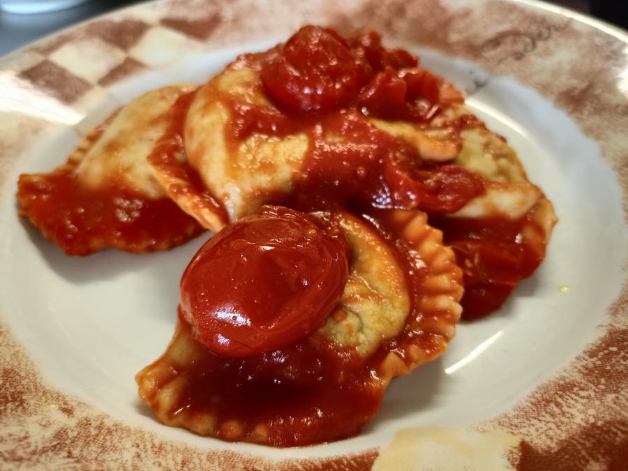 Ravioli di farro al pomodoro