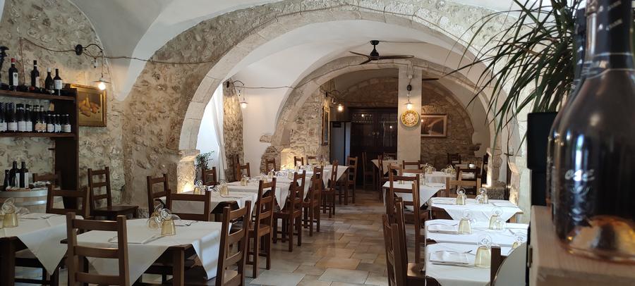 La sala, vista sulla cantina