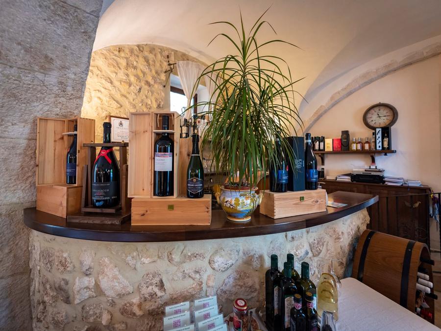 Il banco, tra vini e bottiglie